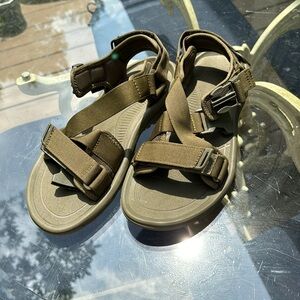 Teva army green nearly new